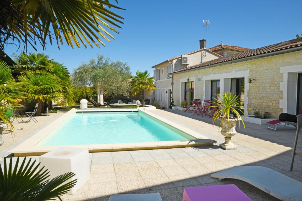 Swimmingpoolen hos eller tæt på Maison avec piscine et jacuzzi