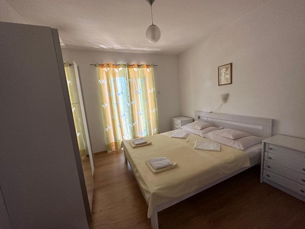 una camera da letto con un letto e due asciugamani di Apartmani Ira a Crikvenica