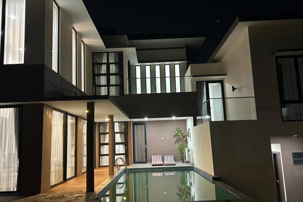 una casa con piscina en el medio en 4BR Private Villa with Pool in the Heart of city, en Batu Ampar