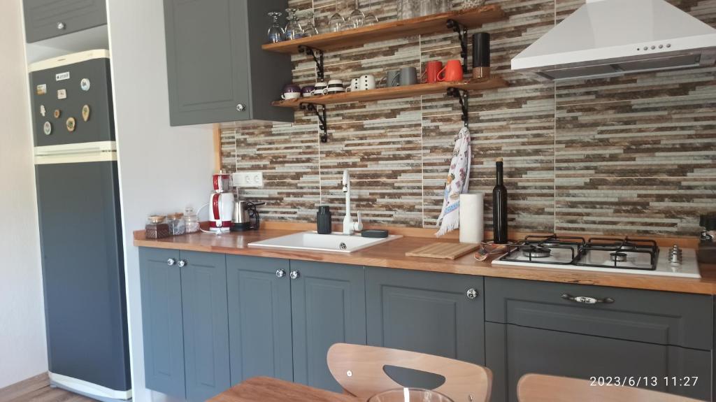Kuchyň nebo kuchyňský kout v ubytování Semiramis Urla Guesthouse