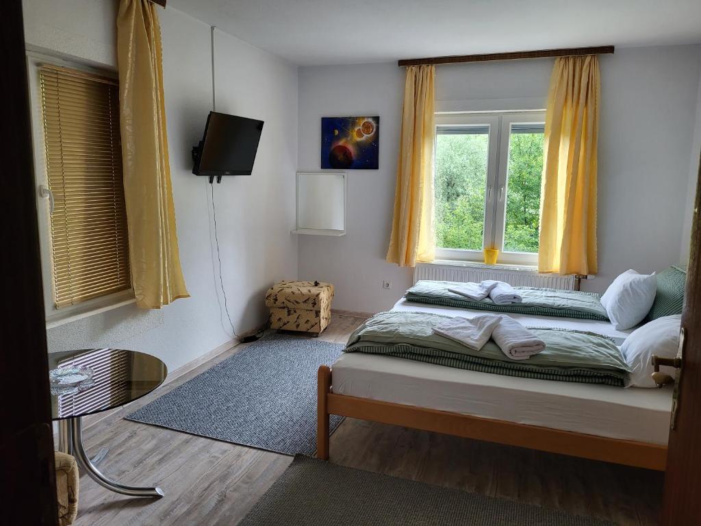 - une chambre avec un grand lit et une fenêtre dans l'établissement River Heaven Eda, à Bosanska Krupa
