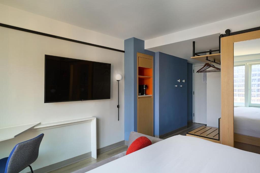 Postel nebo postele na pokoji v ubytování Delta Hotels by Marriott New York Times Square