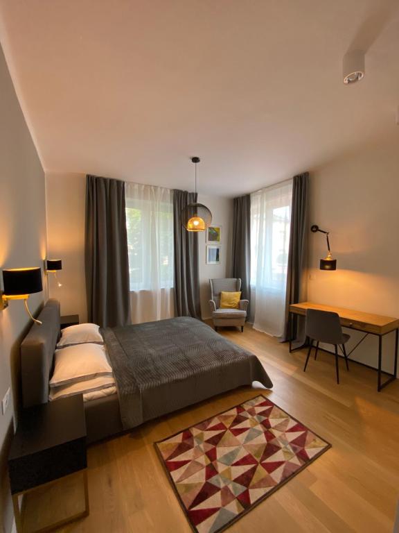 1 dormitorio con 1 cama y escritorio en una habitación en Comfort Garden View Apartment en Cracovia