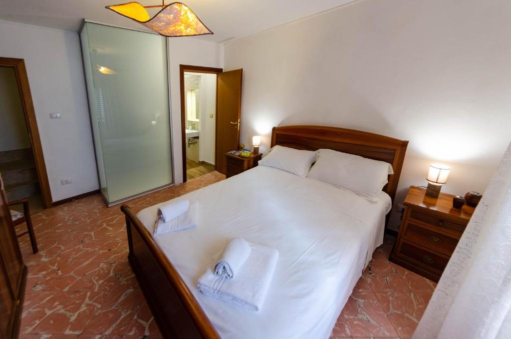 - une chambre avec un lit et 2 serviettes dans l'établissement A due passi dal Duomo, à Cefalù
