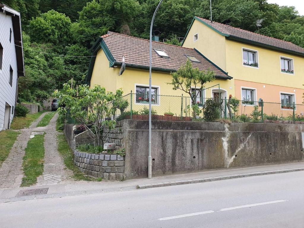 ein gelbes Haus an der Seite einer Straße in der Unterkunft Apartment karl 