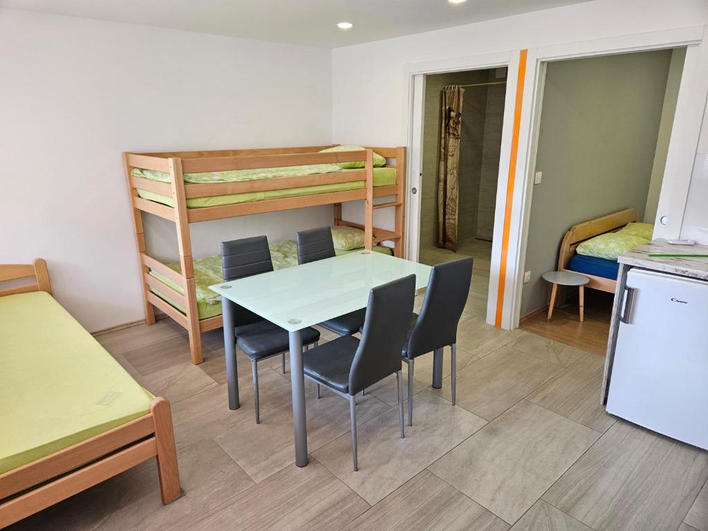 Postel nebo postele na pokoji v ubytování Apartments Akacijev Izvir