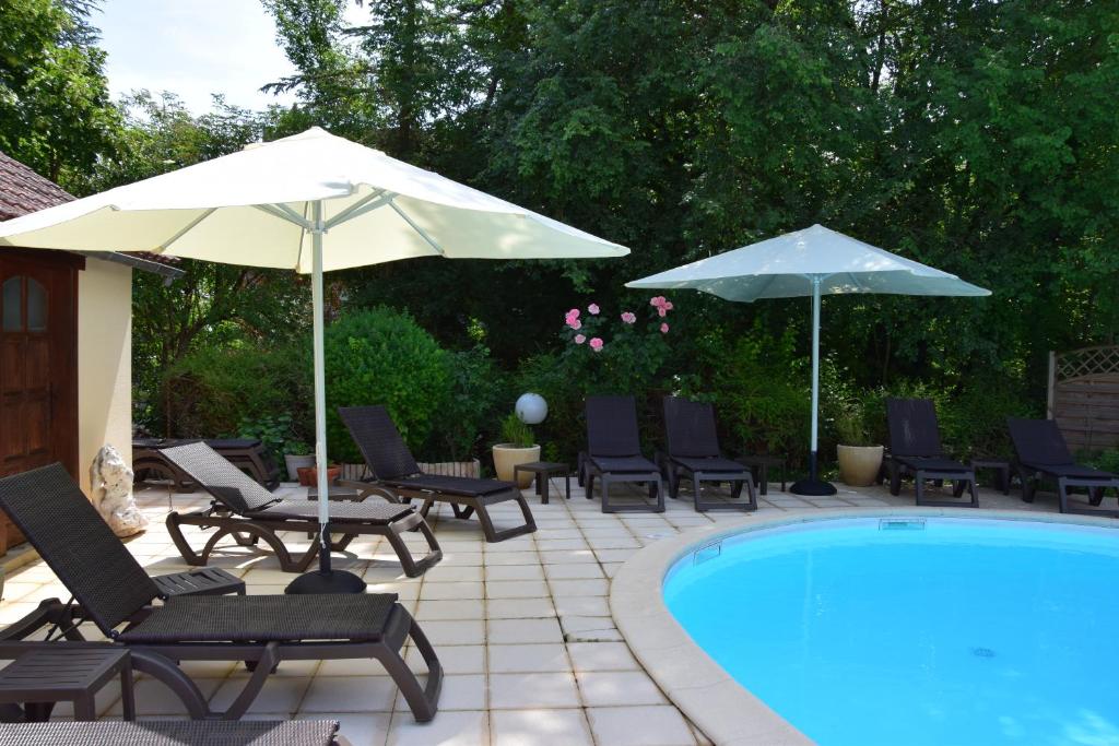Bazén v ubytování Le Petit Relais nebo v jeho okolí