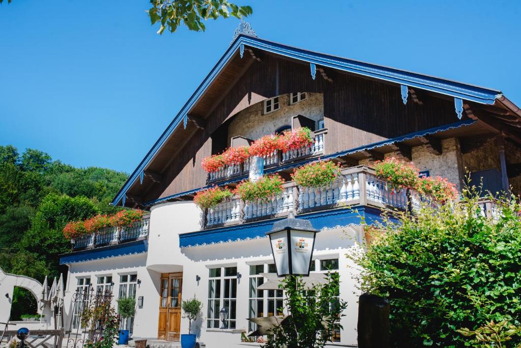un edificio con macetas en los balcones en Die Bruckmühle, en Valley