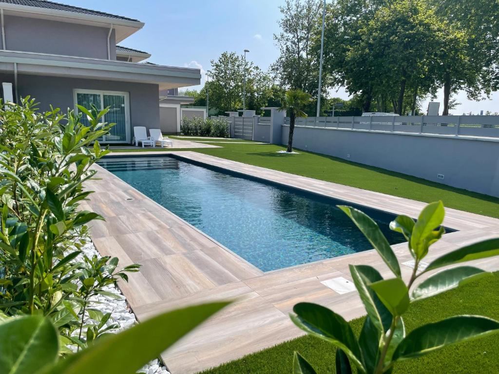 a swimming pool in the backyard of a house at Polinesia 5 in Lido delle Nazioni