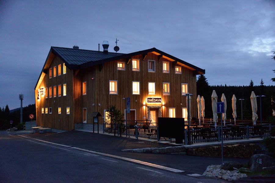 un grande edificio in legno con luci accese di Horská chata Smědava a Weissbach