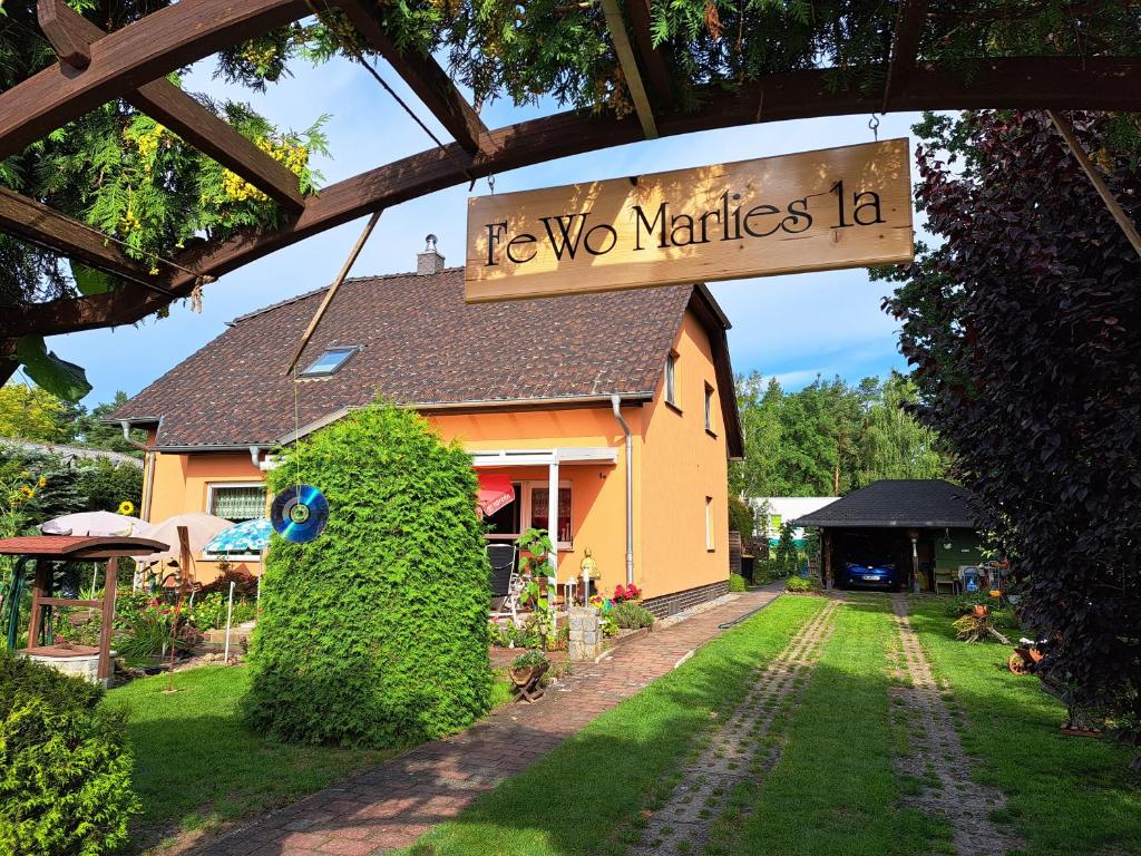 a sign that reads he two marias la in front of a house at FWO Marlies 1a in Monplaisir