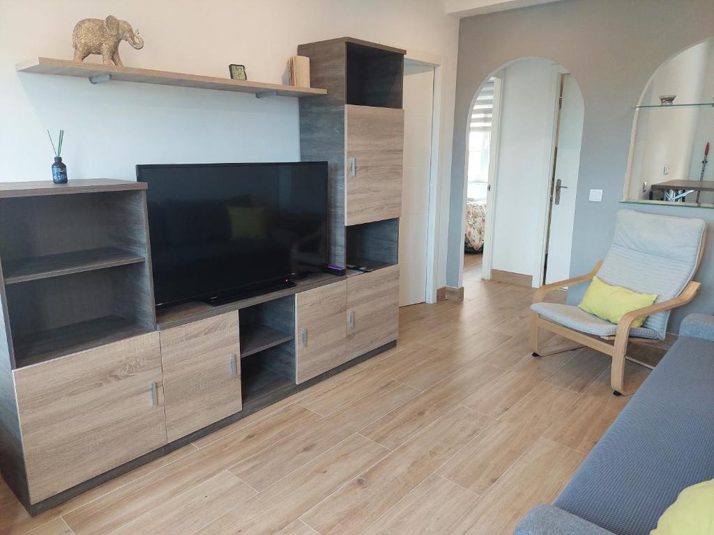 TV a/nebo společenská místnost v ubytování Apartamentos La Tata