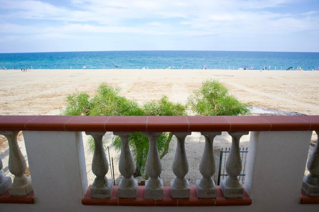 balcón con vistas a la playa en Aria di sale B&B, en Marina di Strongoli