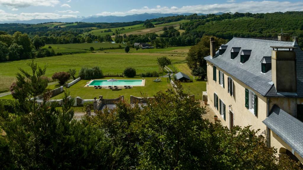 - une vue aérienne sur une maison et une piscine dans l'établissement Le Relais du Faget, 