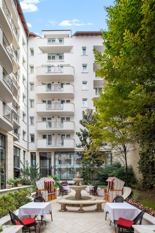 Queen's Court Hotel & Residence - Resim 14