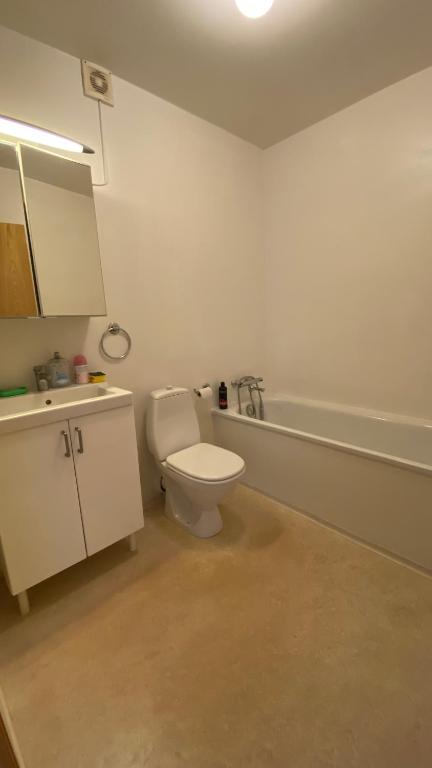 Ένα μπάνιο στο An apartment in which a room is rented out Jörfabakki 109 Reykjavík