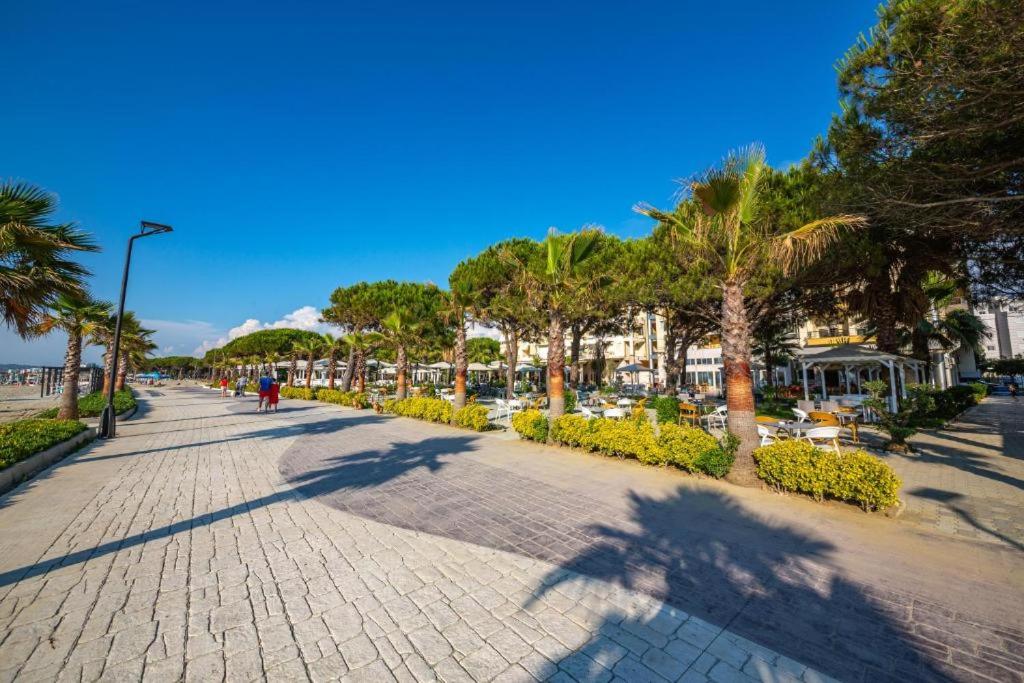 una calle adoquinada con palmeras en una playa en Villa Pearl of Adriatic en Golem