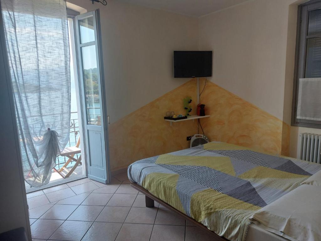 Postel nebo postele na pokoji v ubytování Foresteria Hostaria Del Golfo cod struttura C00025