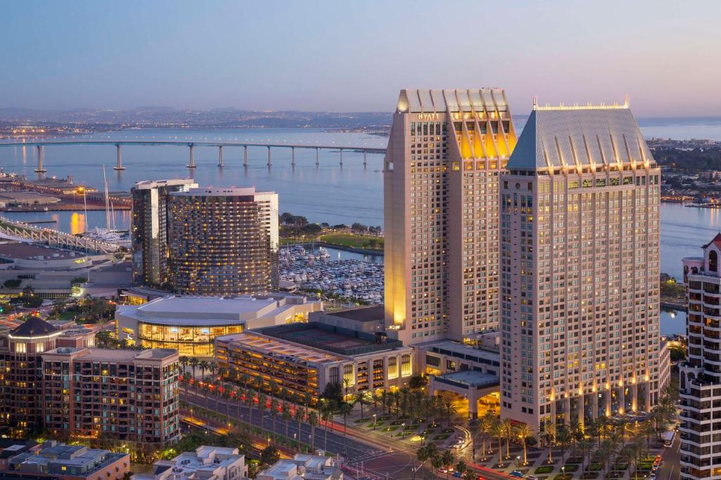 una vista aérea de una ciudad con edificios altos en Manchester Grand Hyatt San Diego en San Diego