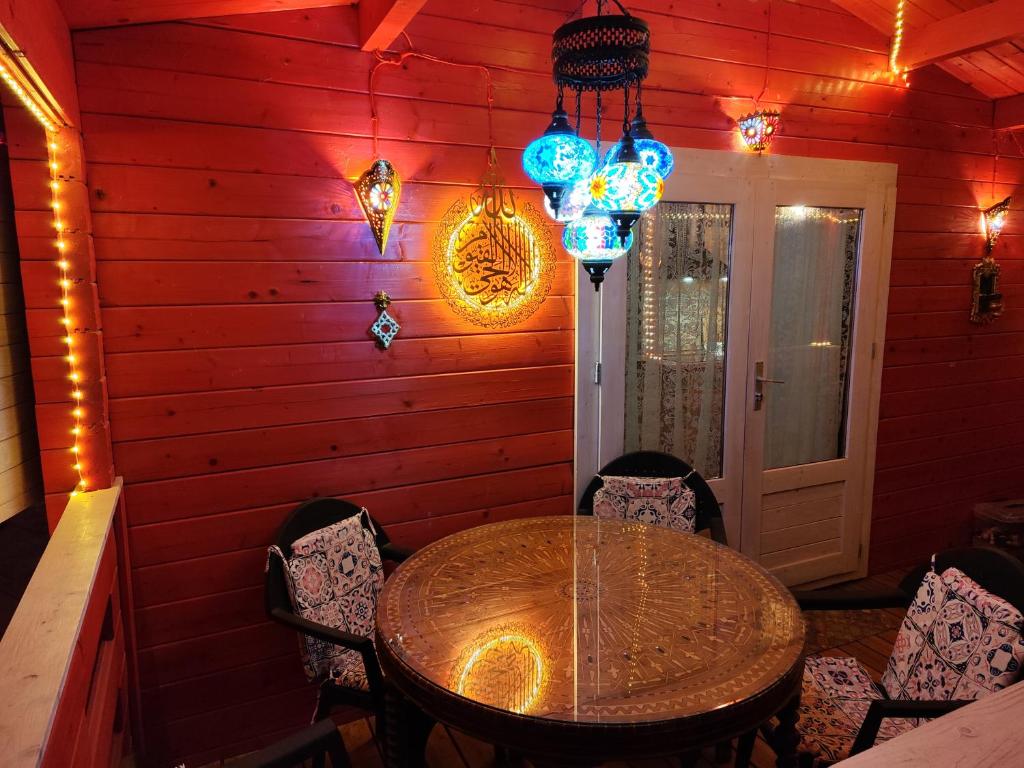 Posezení v ubytování Refugio madera estilo árabe con estatuas, estanques y un pequeño zoo