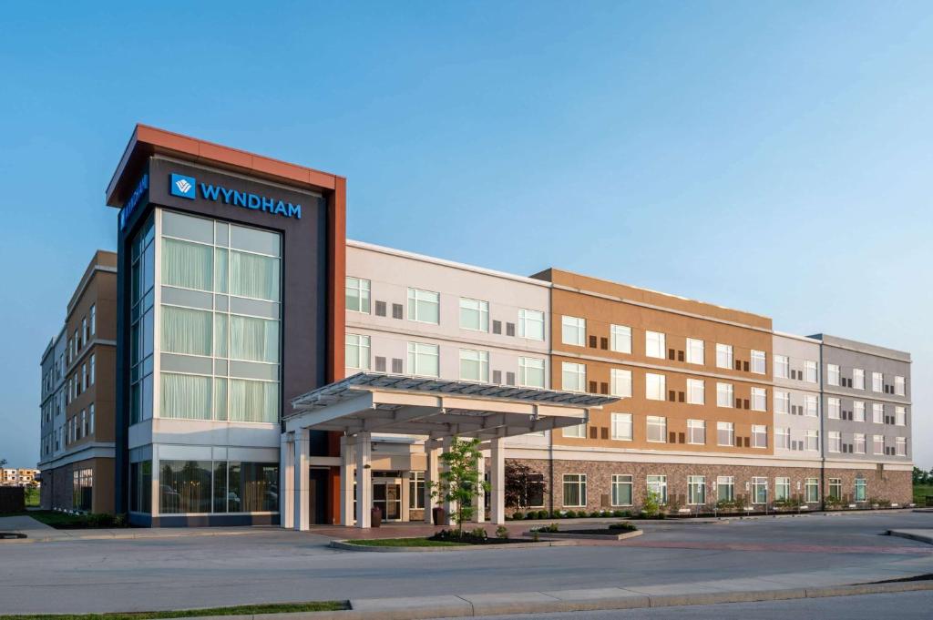 an office building with a sign that reads wyncote at Wyndham Westfield in Westfield