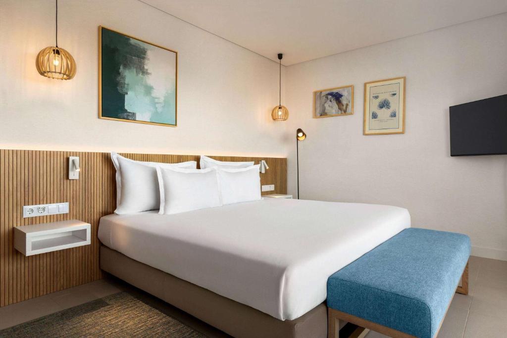 Postel nebo postele na pokoji v ubytování Wyndham Residences Alvor Beach