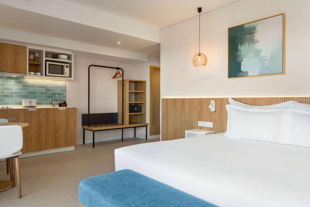 Postel nebo postele na pokoji v ubytování Wyndham Residences Alvor Beach