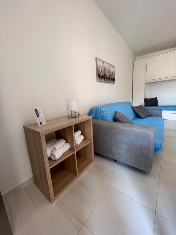 een slaapkamer met een bed en een bank erin bij Casa di Mimì in Gela