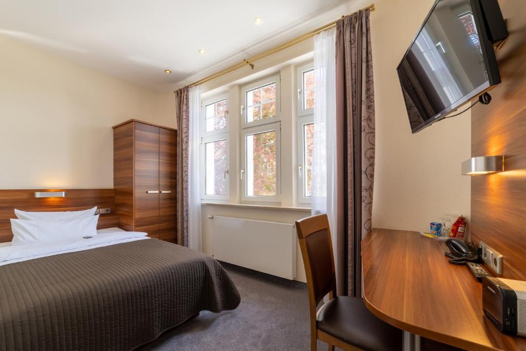 Postel nebo postele na pokoji v ubytování Hotel Schöngarten garni