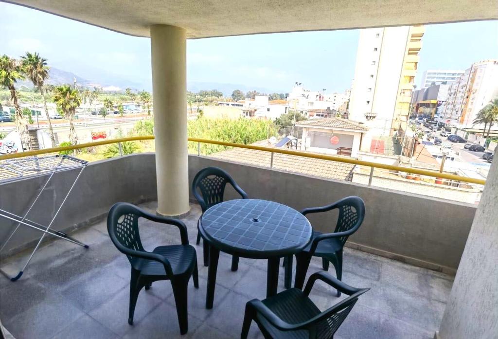 een tafel en stoelen op een balkon met uitzicht bij Piso en Gandía con piscina in Playa de Gandia