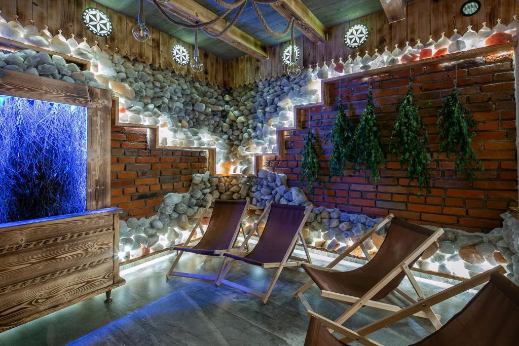 a room with two chairs and a brick wall at Góralski Gościniec & SPA in Poronin