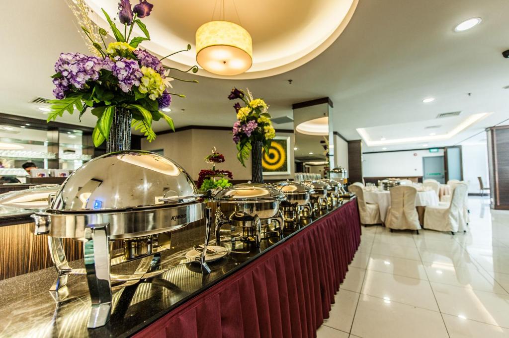 a buffet line with a bunch of dishes at Badi'ah Hotel in Bandar Seri Begawan