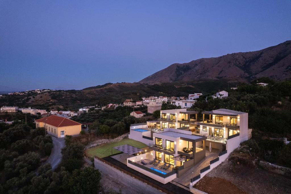 una vista aérea de una casa por la noche en Four Horizons Luxury Villas, en Kournás