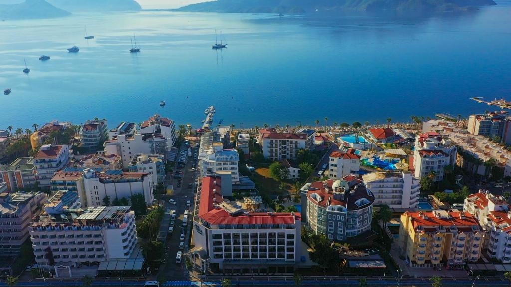 een luchtzicht op een stad naast het water bij Ada Julian Marmaris in Marmaris