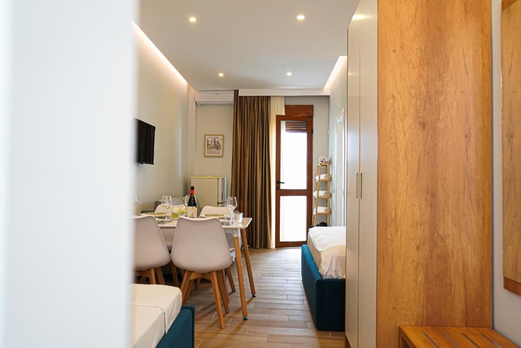 Habitación de hotel con mesa y comedor en DelMar Hotel-Apart, en Golem