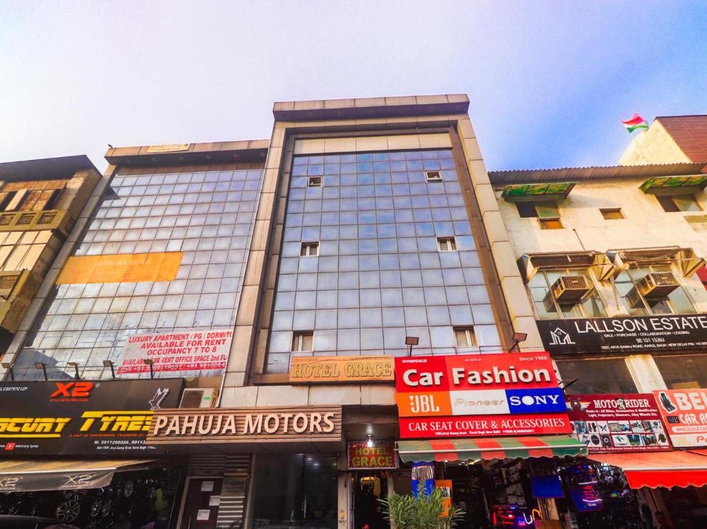um grande edifício com muitos sinais em frente em Hotel Grace, Karol Bagh, New Delhi em Nova Deli