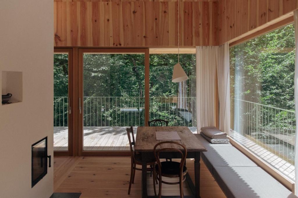 Balkón nebo terasa v ubytování baumhaus buchengrün