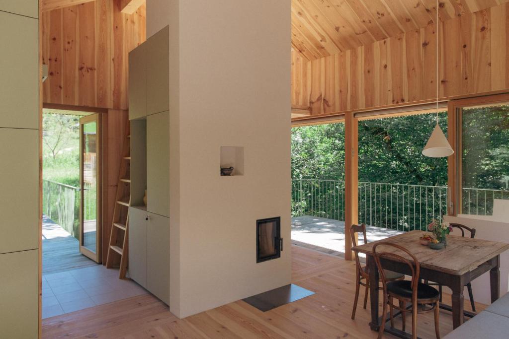 Balkón nebo terasa v ubytování baumhaus buchengrün