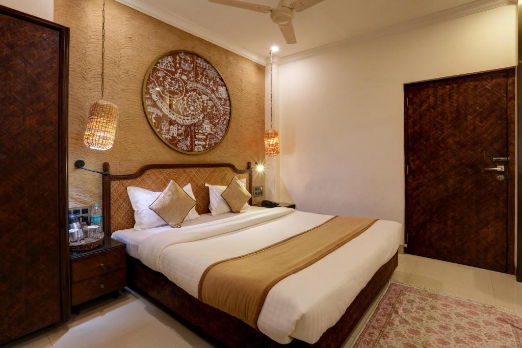 孟買的住宿－阿克德酒店，一间卧室,卧室内配有一张大床