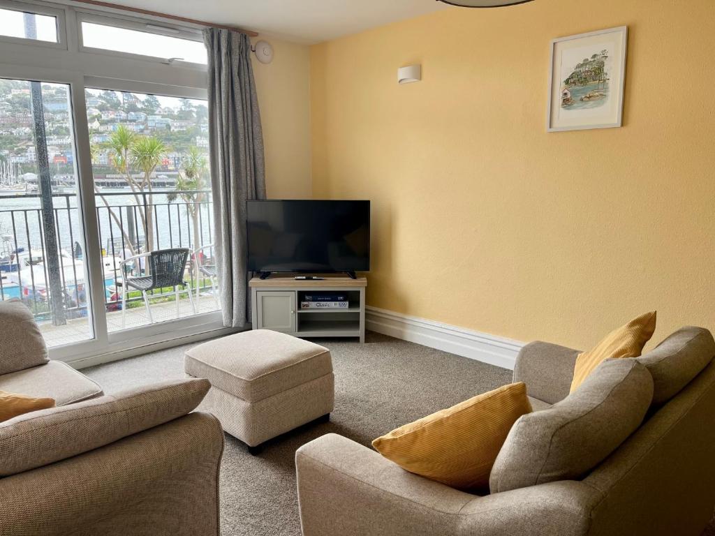 ダートマスにあるRiverside 1のソファ2脚と薄型テレビのあるリビングルーム