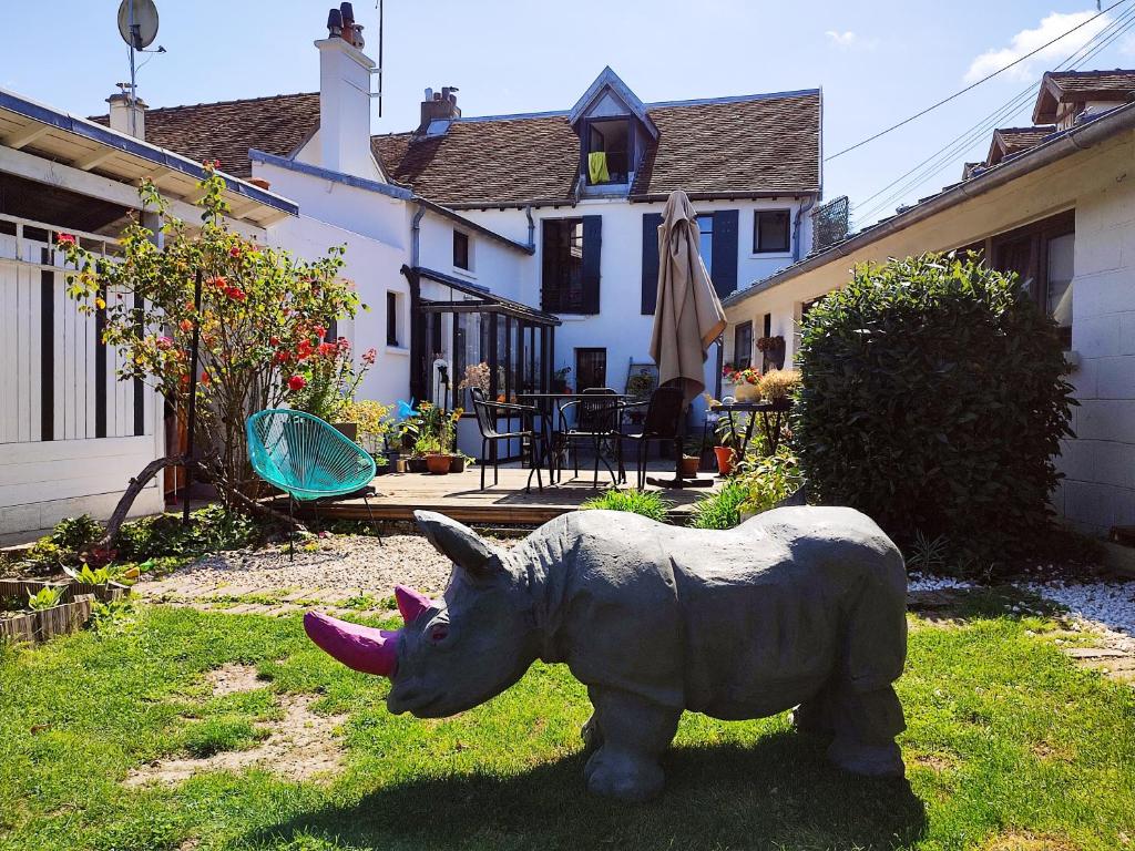 une statue d'un rhinocéros dans la cour d'une maison dans l'établissement La campagne à la ville..., à Beauvais