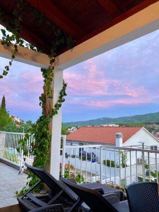 Nespecifikovaný výhled na hory nebo výhled na hory při pohledu z apartmánu