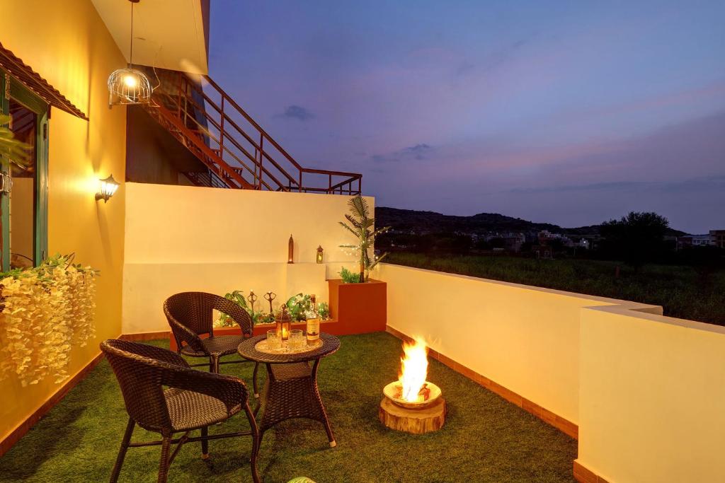Фотография из галереи StayVista's Royal Crest - Mountain-View Villa with Terrace Garden & Indoor Games в Джодхпуре