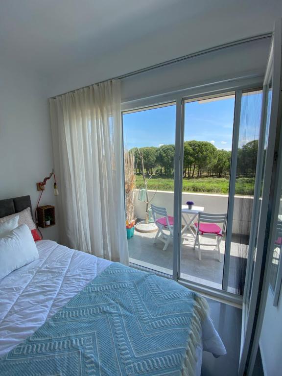 1 dormitorio con cama y vistas a un patio en Hanah Apartment - Gjiri Lalzit Lura 3, en Mullini i Danit