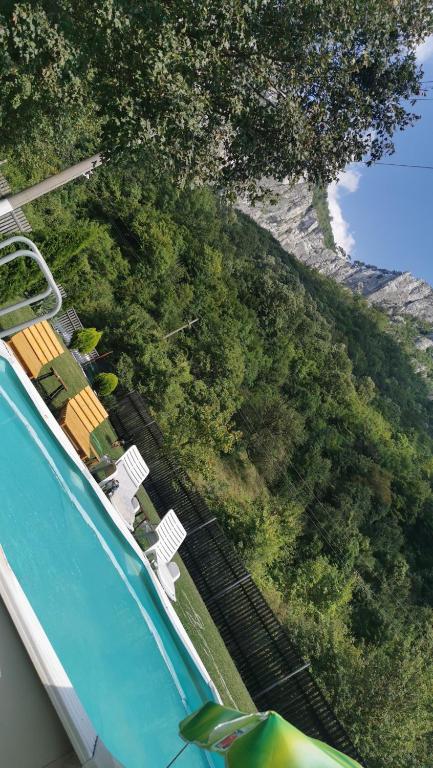 a swimming pool with a view of a mountain at La Cabana in Băile Herculane