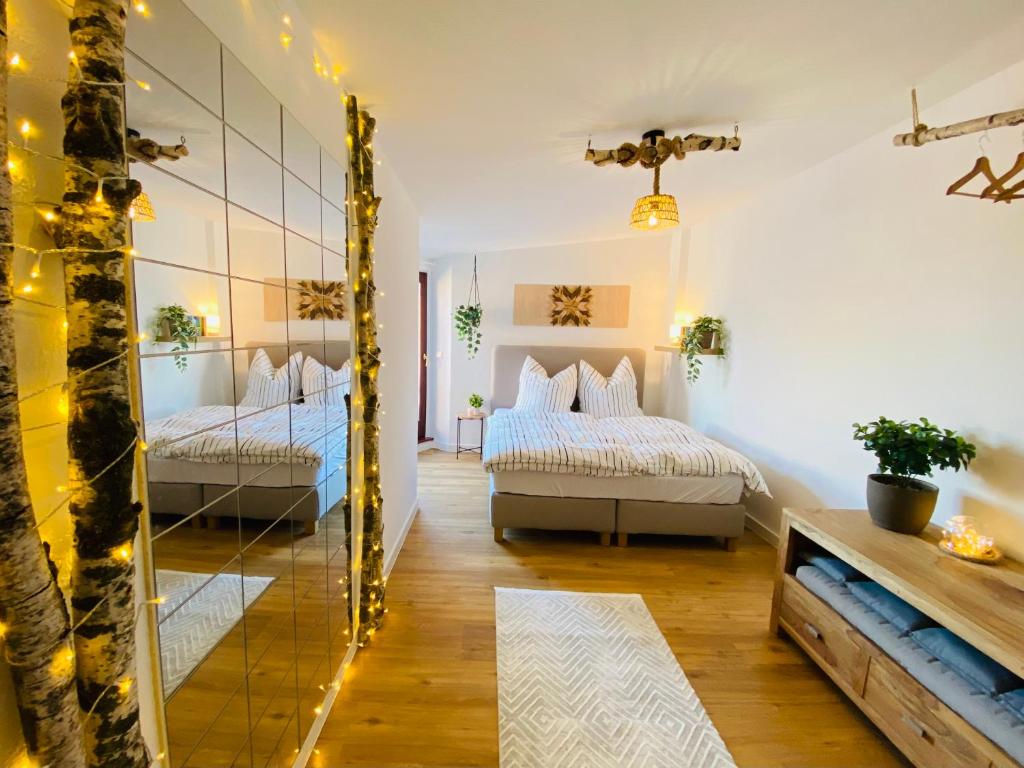 Zimmer mit 2 Betten und einem Spiegel in der Unterkunft Home Cinema - Balcony - Wi-Fi & Streams in Magdeburg