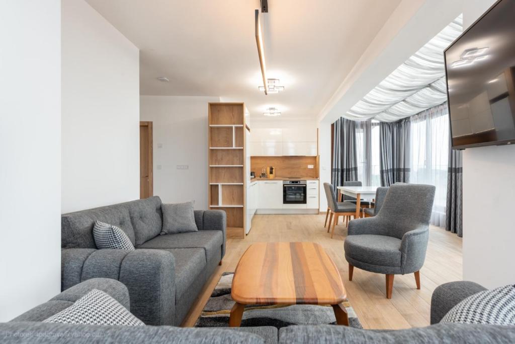 Sala de estar con 2 sofás y mesa en K - Residence 16, en Varna