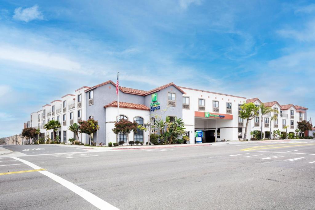 un gran edificio blanco al lado de una calle en Holiday Inn Express Hotel & Suites Hermosa Beach, an IHG Hotel, en Hermosa Beach