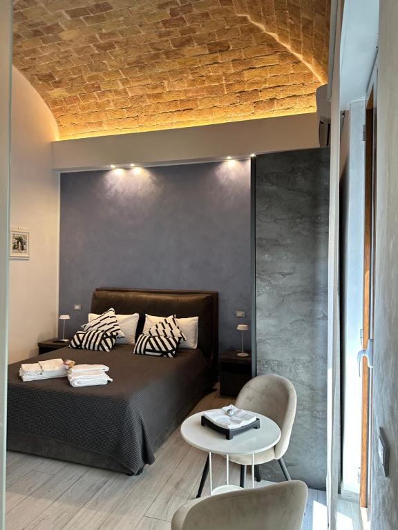 sypialnia z łóżkiem, stołem i krzesłami w obiekcie B & B Via Cavour w mieście Termoli