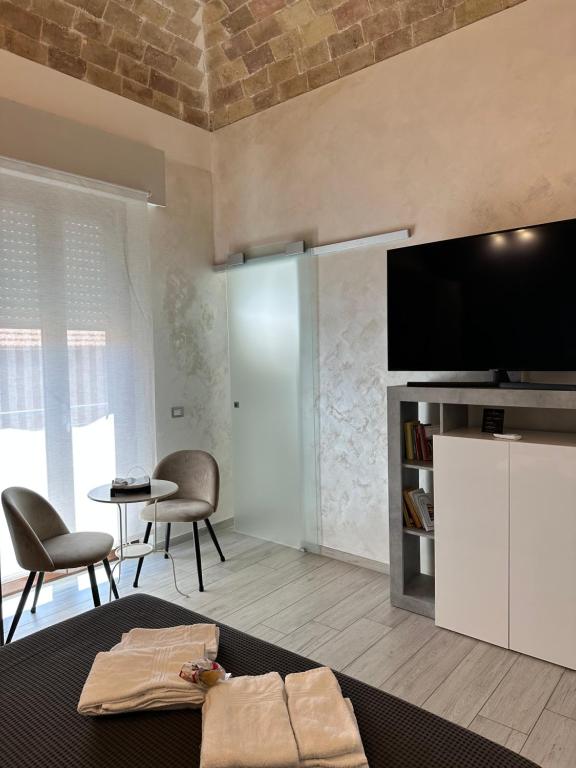 salon z płaskim telewizorem na ścianie w obiekcie B & B Via Cavour w mieście Termoli